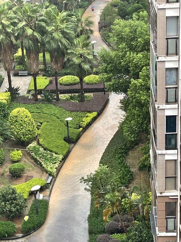 排污管被破坏 小区道路成河_gaitubao_600x800.jpg