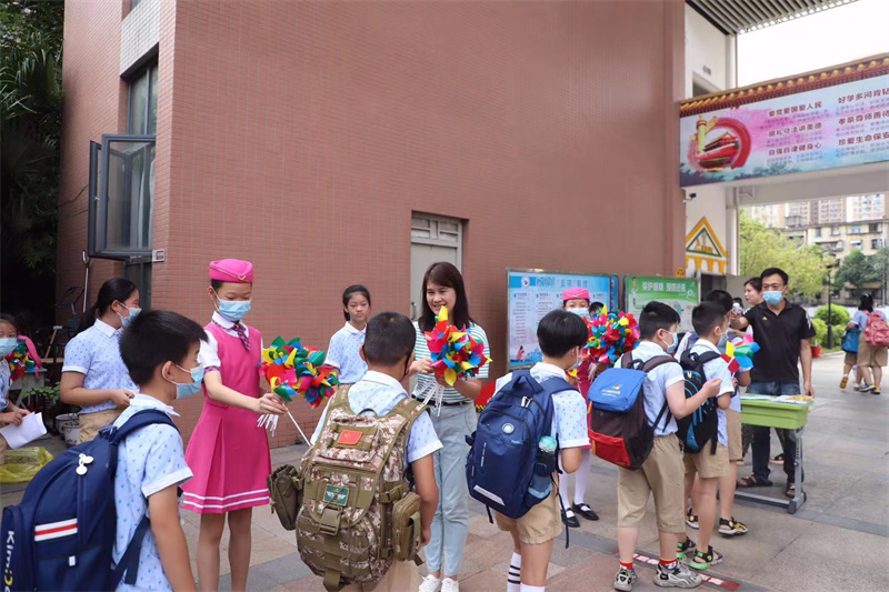 宁化小学给同学们送上五彩风车 学校供图2.jpg