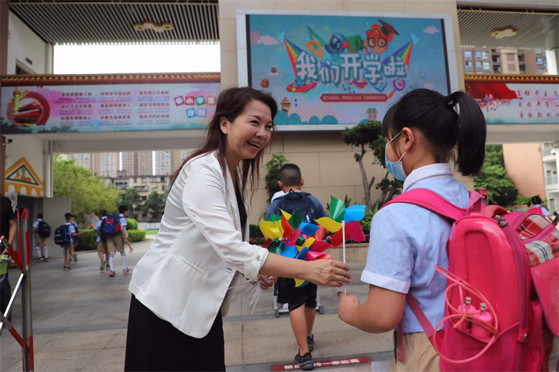 宁化小学给同学们送上五彩风车 学校供图.jpg
