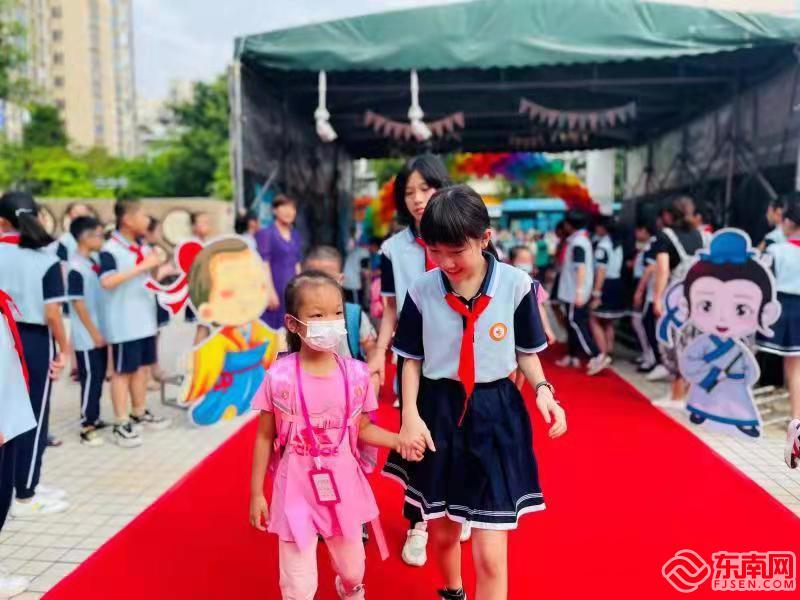 钱塘文博小学高年级同学迎来一年级同学 学校供图.jpg