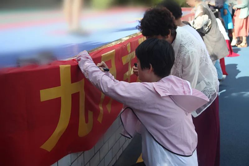 福州华南实验小学组织老师签订承诺 学校供图.jpg