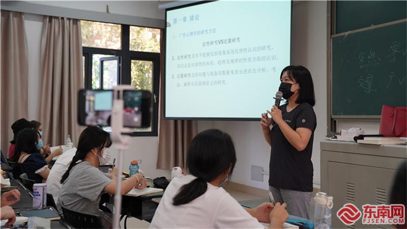 13日上午,陈丽老师启动线上同步直播授课 通讯员林响 摄.jpg