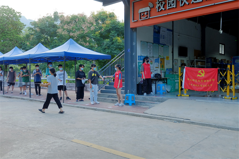 20210828 快递站志愿者防疫防控 排队测体温 1 李俊磊摄.jpg