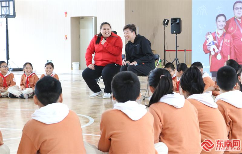 李雯雯课后与同学们座谈 东南网记者郑晓丹 摄.JPG