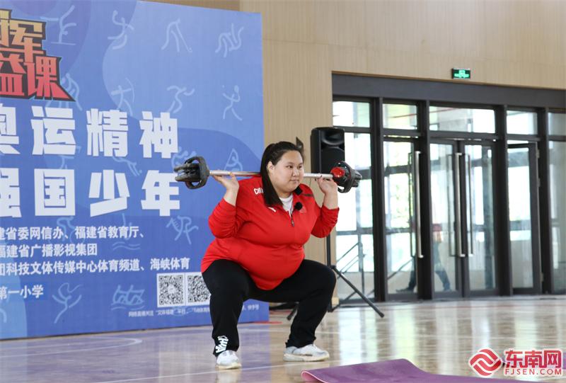 李雯雯进行举重示范 东南网记者郑晓丹 摄.JPG