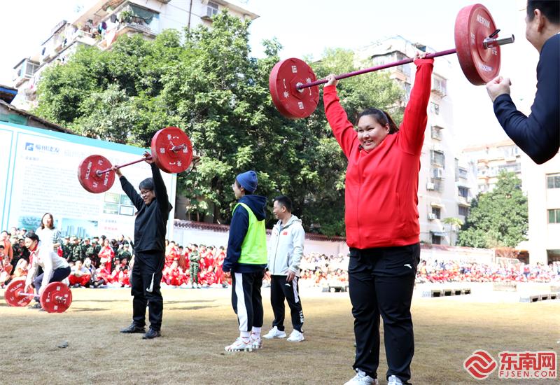 李雯雯在体能大赛环节，重现“冠军时刻”。东南网记者郑晓丹 摄.JPG