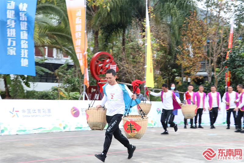趣味丰收挑担赛现场 东南网记者郑晓丹 摄.JPG