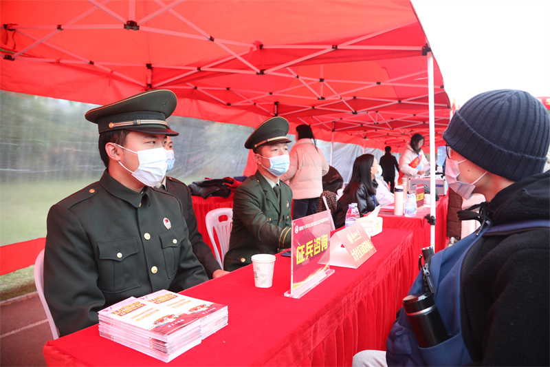 毕业生在征兵咨询台了解相关政策 蓝苗摄.JPG