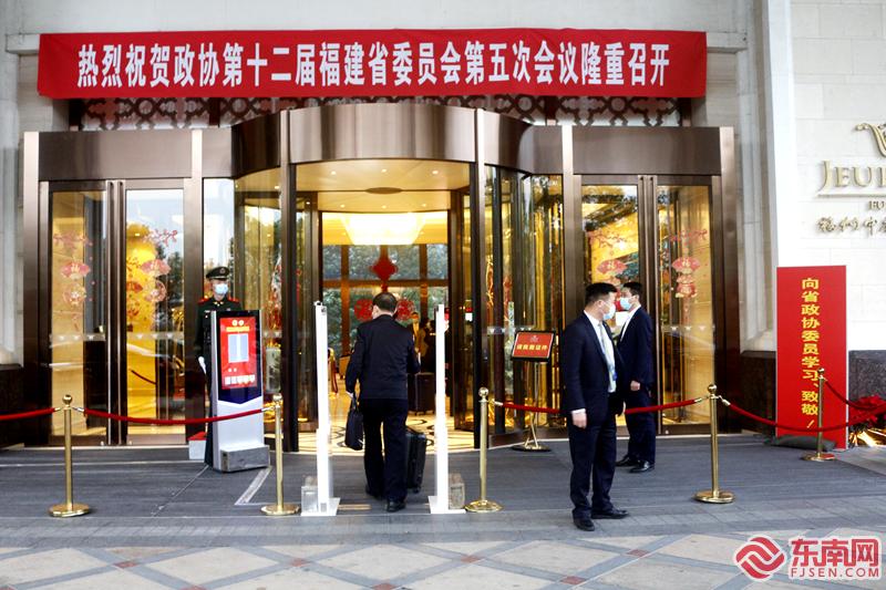 20日，参加省政协十二届五次会议的政协委员陆续抵达福州，向大会报到。 (1).JPG