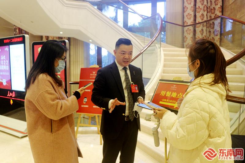 委员抵达驻地后，就接受媒体记者采访，接受本次大会带来的提案建议。东南网记者 林先昌.JPG