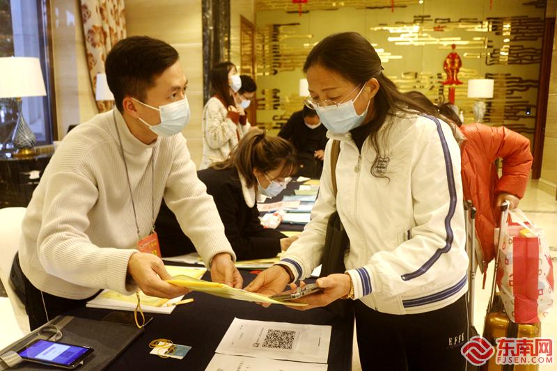 20日，参加省政协十二届五次会议的省政协委员陆续抵达驻地报到，东南网记者 林先昌摄2 (2).JPG