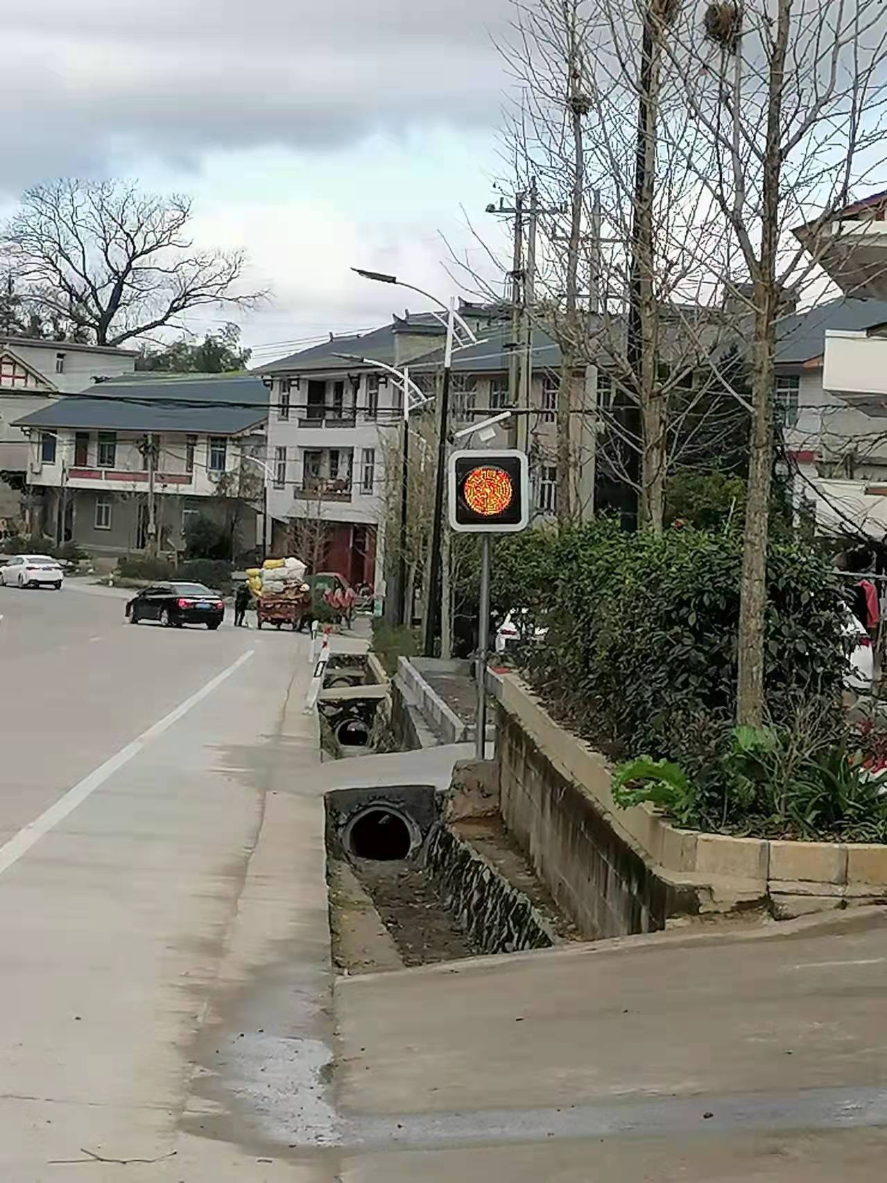 黄闪灯提醒减速.jpg
