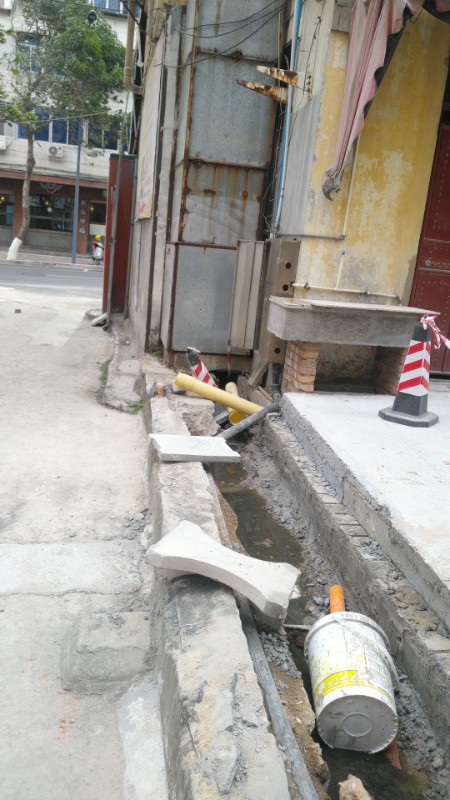 粪池臭水沟被铁皮与阳台下面的违章建筑占用堵塞不通3_gaitubao_450x800.jpg