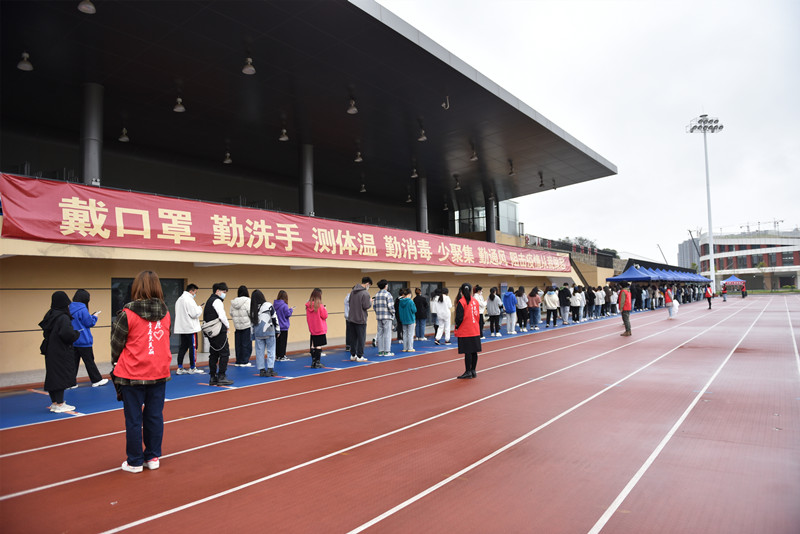 20220324青马班志愿者组织师生有序排队等待核酸检测 杨竞雯摄 (1).JPG