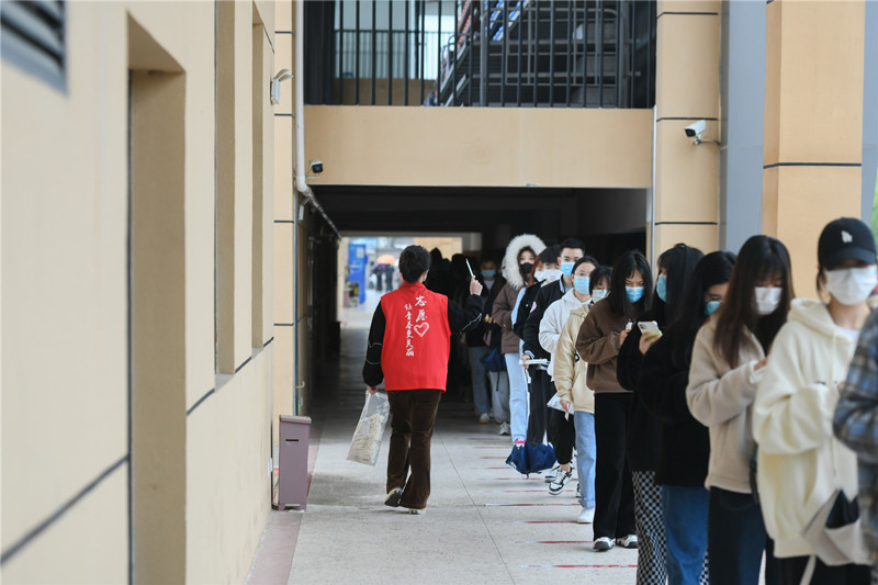 20220322志愿者为学生发放检测棉签 林响摄 (29).jpg