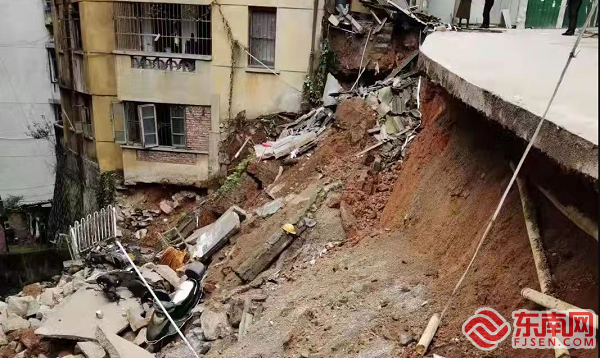 三明一道路塌方居民出行不便.png