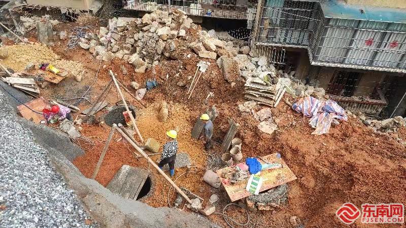 塌方路段正在修复施工 .jpg