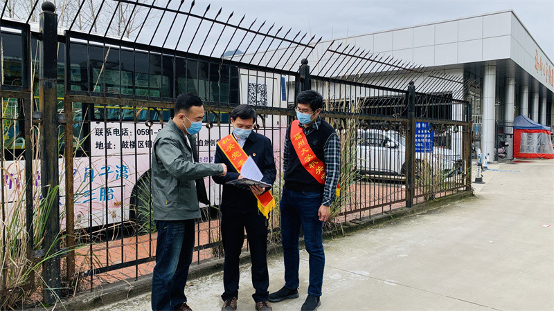 党员志愿者协助检查物流.jpg