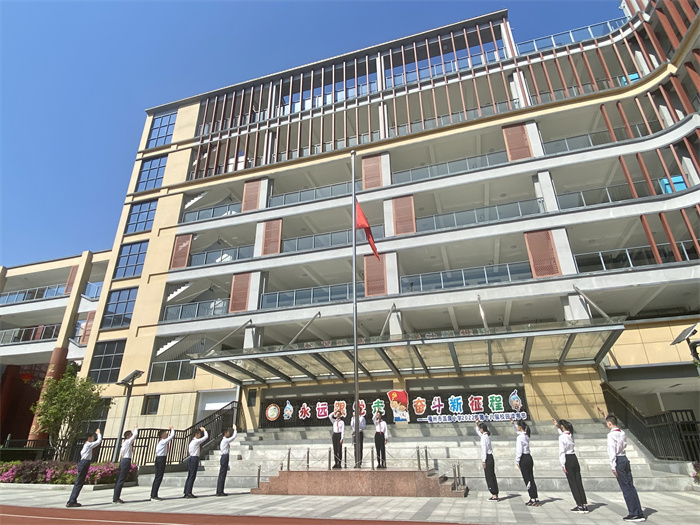 福州市温泉小学同学升国旗，唱国歌.jpg