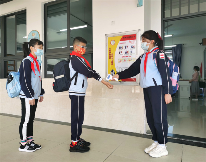 温泉小学同学为同学测体温 .jpg