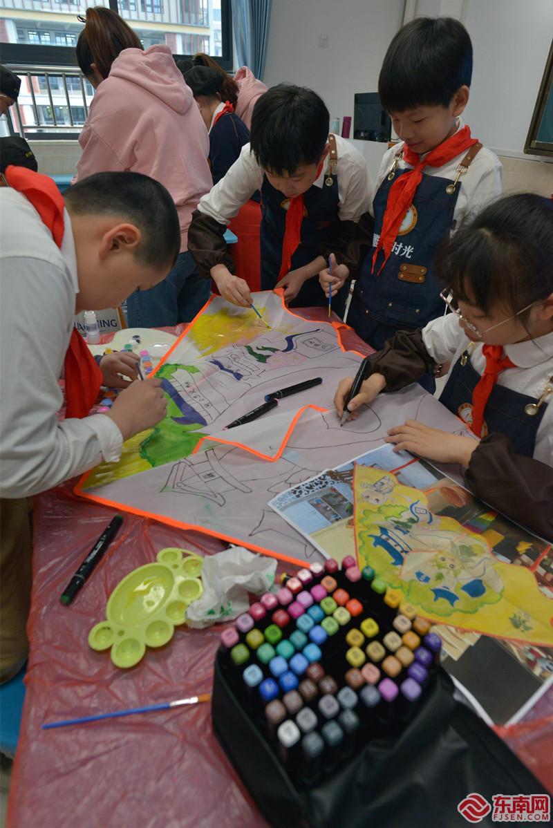 “立夏”章节，同学们制作风筝。东南网记者 张立庆 摄