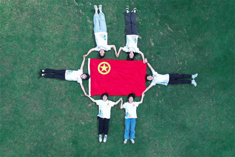 202220429 福建师范大学协和学院团员青年相约与团旗、团徽花式合影2 林俣同摄 (2).jpg