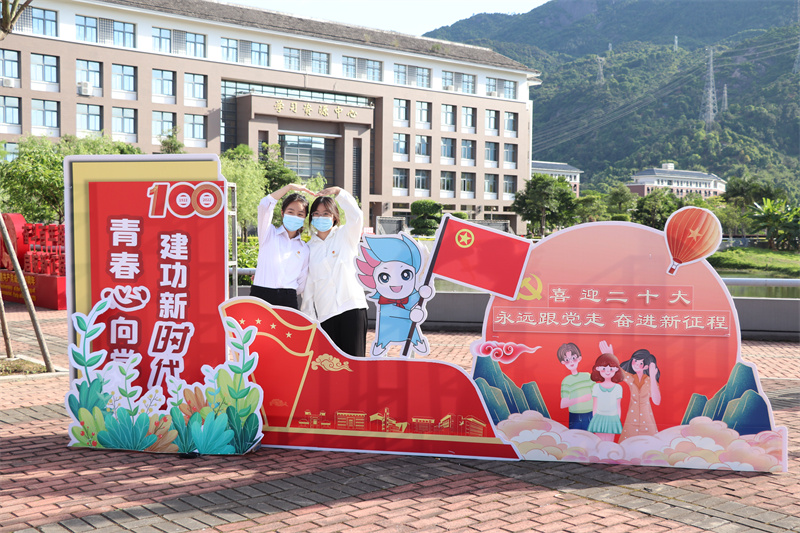 20220503 福建师范大学协和学院青年学生和团旗打卡活动 陈玉苓摄（2）.jpg