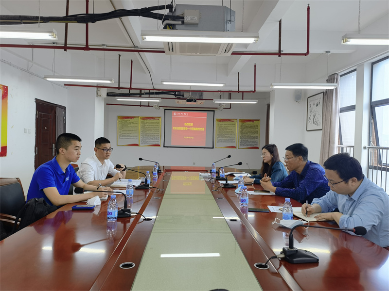 与企业现场座谈 学校供图.jpg