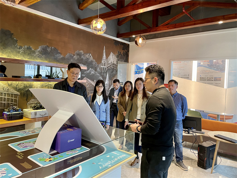 走进企业参观交流 学校供图.jpg