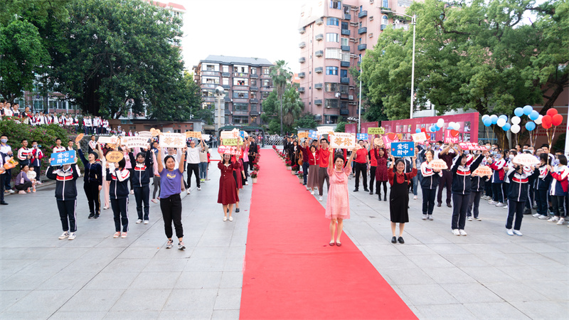 师生用各种激励语为同学们加油 学校供图.jpg