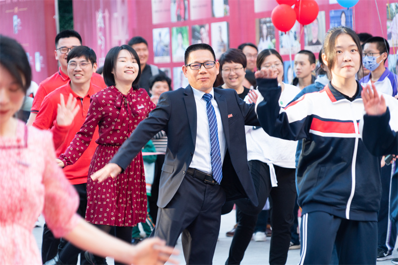 师生一起跳毽子操 学校供图.jpg