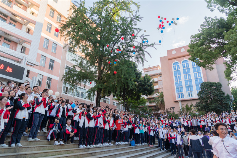 同学释放减压气球 学校供图.jpg