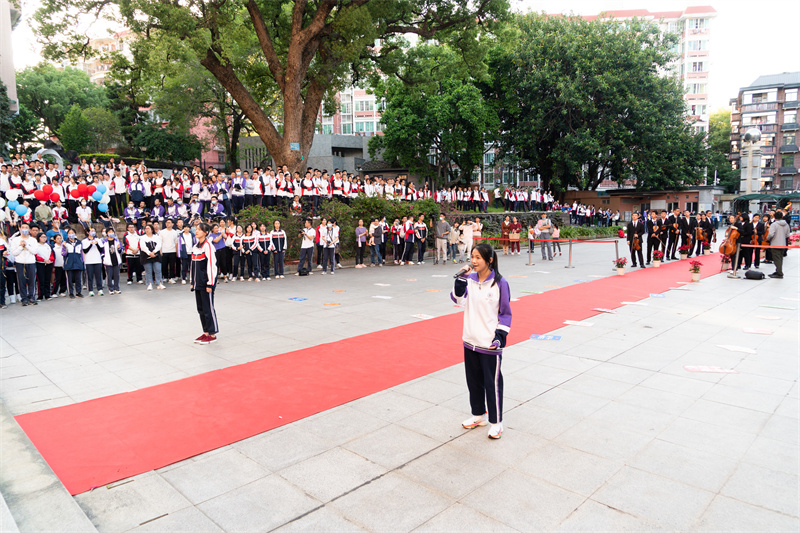 活动现场,同学们唱歌释怀 学校供图.jpg