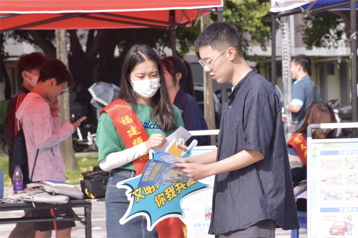 分发交通安全宣传册.jpg