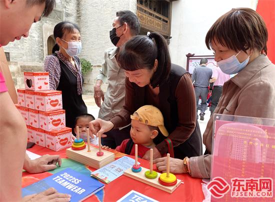 活动还设置福州市青年社会组织展示区，吸引民众前往了解相关知识 东南网记者郑晓丹 摄.jpg