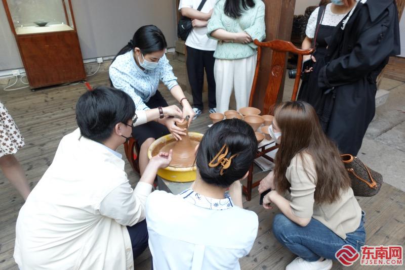 参展者现场体验拉胚技术。（东南网记者蔡丽洁 摄）.jpg