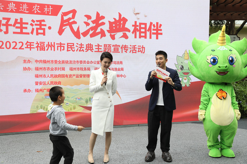 小朋友与福州公益法治形象榕小豸互动.jpg