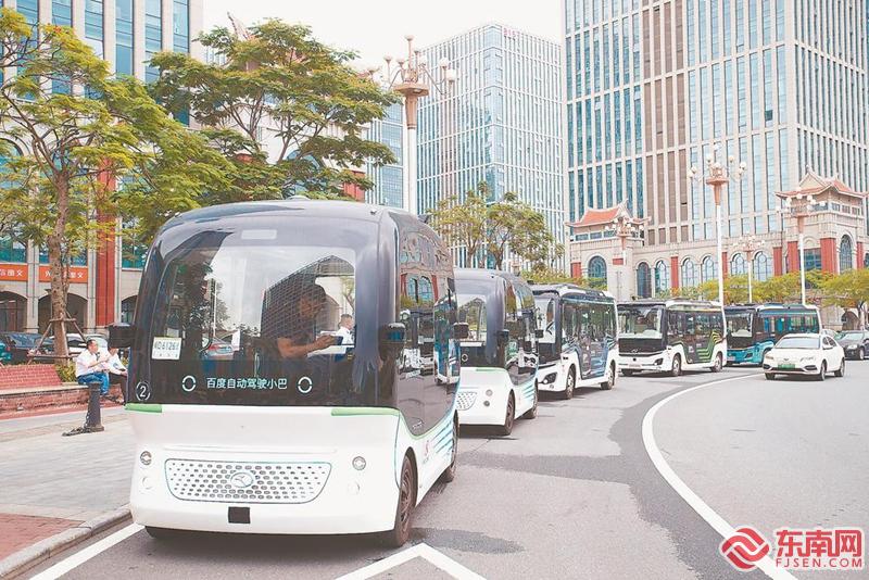 28日，金龙客车推出“智慧交通，数字孪生”金龙龙翼Smart GO智慧交通金砖示范项目。