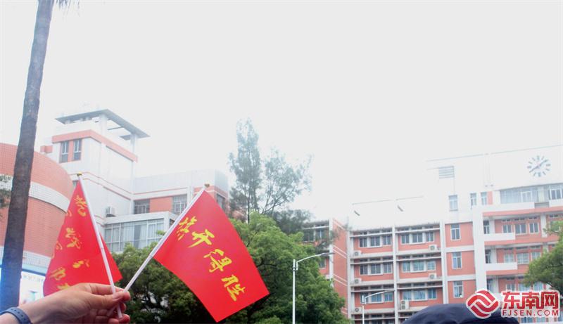 福建师大附中考点考生家长制作小红旗为考生加油东南网记者张立庆摄.JPG