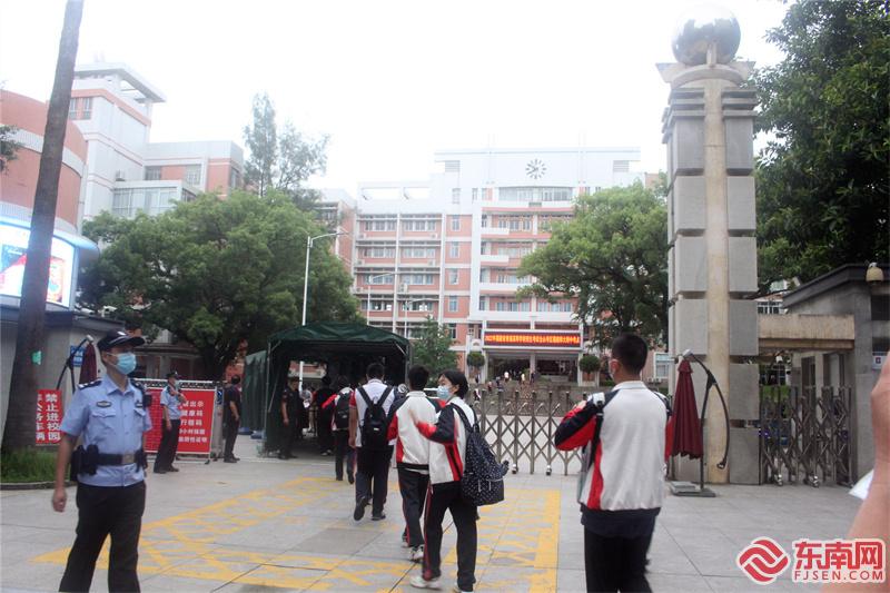 福建师大附中考点考生进入考场 东南网记者张立庆摄.JPG