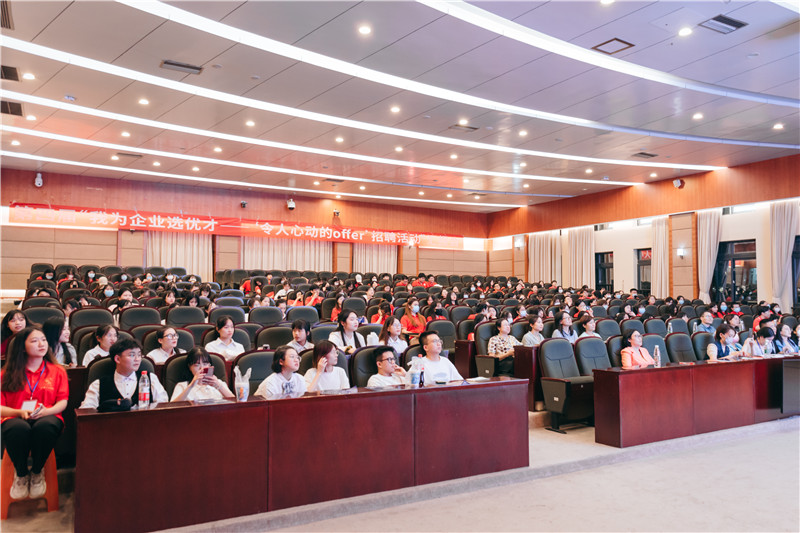 学生接受企业代表与教师的考核.jpg