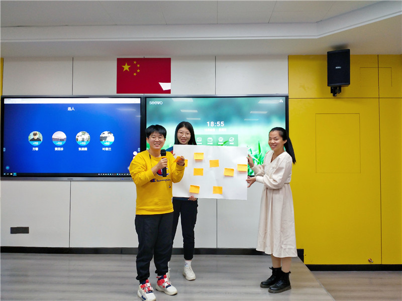 学生团队汇报学习和实践成效.jpg