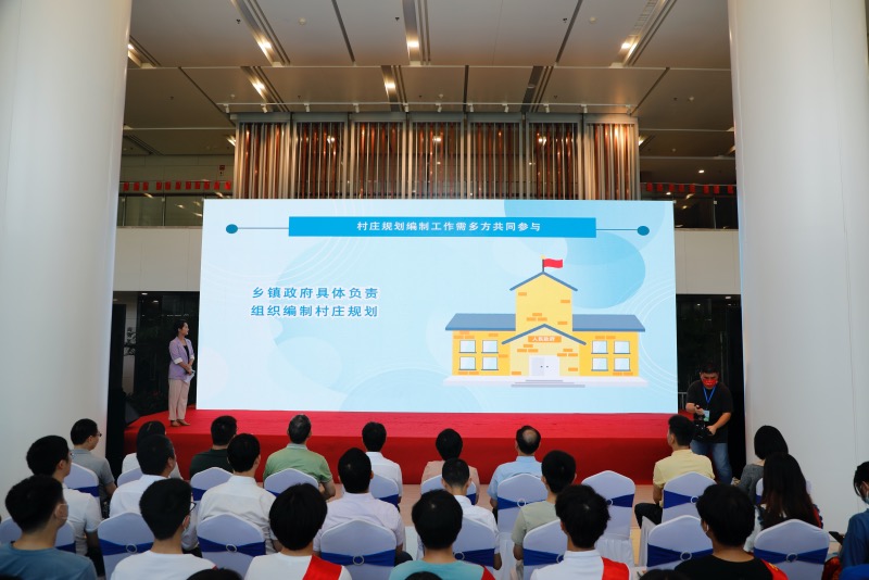 全场观众共同观看《如何编好实用性村庄规划》科普短片（东南网记者 卓志沐 摄）.jpg