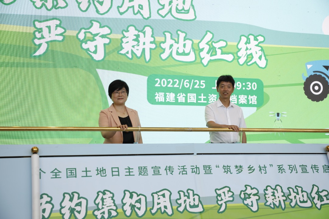 省自然资源厅党组成员、总规划师洪榕和福建工程学院党委副书记詹松青共同推杆宣告本次活动正式启动（东南网记者 卓志沐 摄）.jpeg