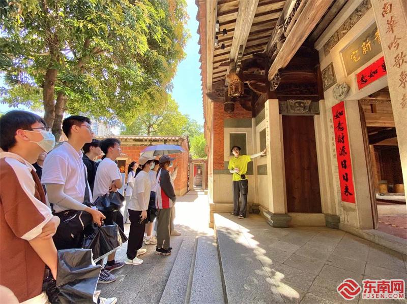 实践队在五店市领略闽南传统建筑魅力.jpg