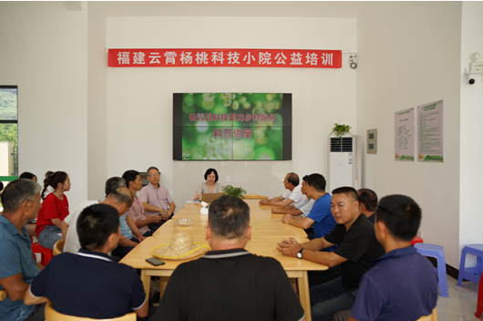 张玮玲站长讲授《杨桃产期调节栽培技术》课程。通讯员 饶文亮 摄.png