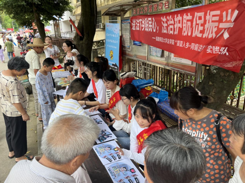 法学院实践队实践队在联合镇集市开展了广场接待活动 学院供图.png
