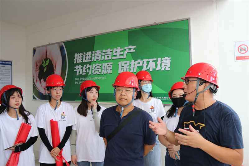 工商管理学院实践队师生调研龙岩高岭土股份有限公司.JPG