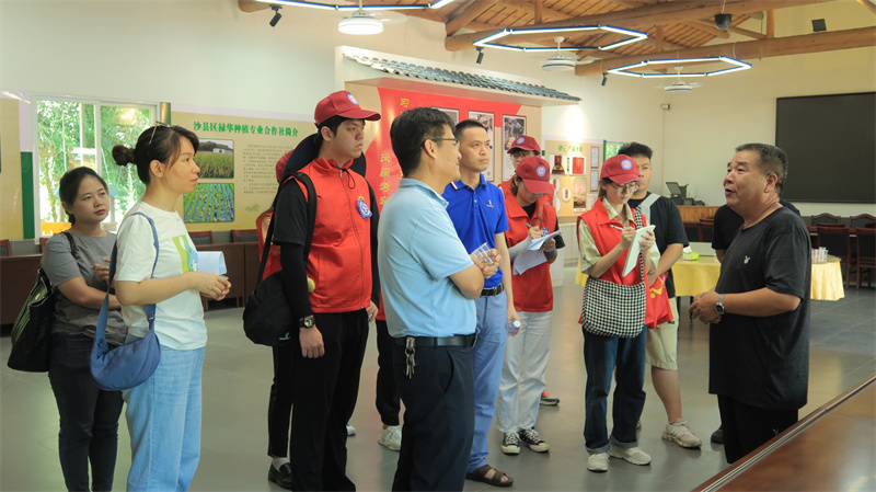 公共事务学院实践队师生在青钱柳家庭林场考察调研.JPG