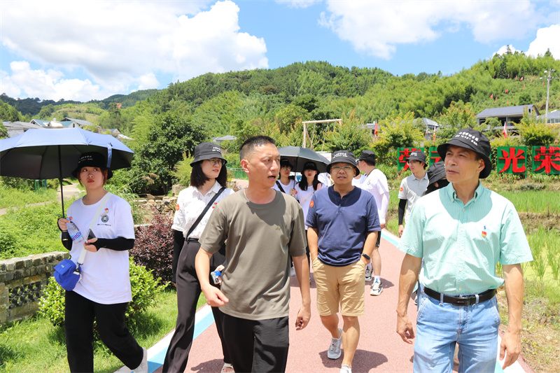 工商管理学院实践队师生在龙岩市上杭竹岭村走访调研.jpg